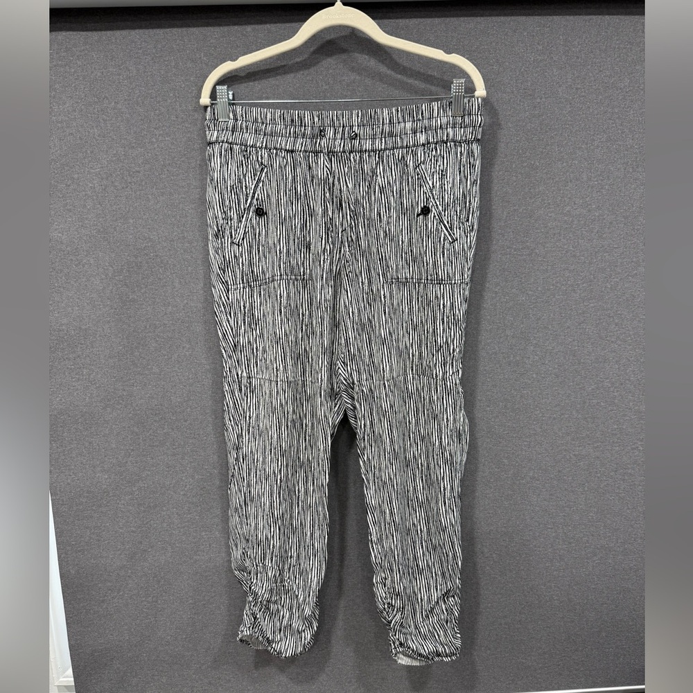 Blue Earth Stylish Black and White Women’s Pants Size Medium